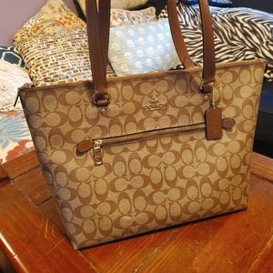 Coach Gallery Tote In Signature Canvas